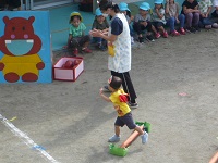 1歳児りす組が運動会ごっこをしている写真