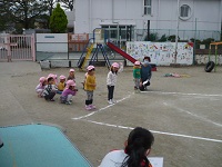 2歳児うさぎ組がかけっこしている写真