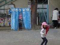 2歳児うさぎ組が運動会ごっこでアイスクリームを運んでいる写真