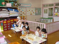 1歳児りす組がいも汁を食べている写真