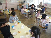 4歳児ぞう組がいも汁を食べている写真