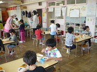 5歳児らいおん組がいも汁を食べている写真