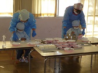 3歳児こあら組が調理活動をしている写真