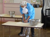 4歳児ぞう組が調理活動をしている写真