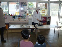 4歳児ぞう組がいも汁を作るデモンストレーションを見ている写真