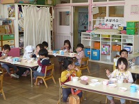 2歳児うさぎ組がいも汁を食べている写真