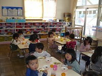 3歳児こあら組がいも汁を食べている写真
