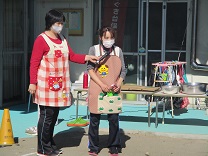 写真：かまどでの煮炊きの様子