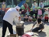 写真：かまどでの煮炊きの様子