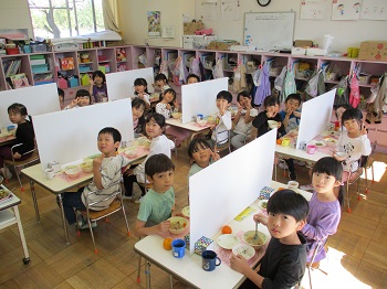 写真：5歳児らいおん組給食の様子