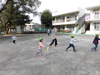 3歳児（こあら組）が風車で遊んでいる写真