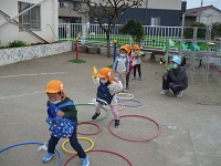 4歳児ぞう組が遠足ごっこで移動中の写真