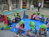 5歳児らいおん組がお茶を飲んでひと息ついている写真