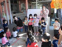 カードをもらった誕生児の様子の写真