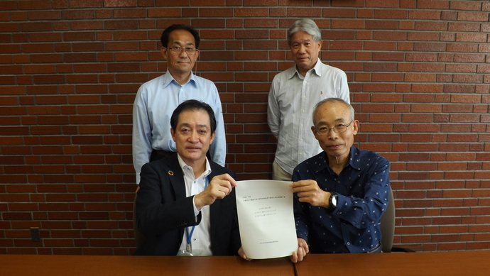 写真:市民委員より市長へ報告書手渡し