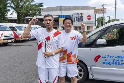 (社福)光の家の聖火リレーランナー2人の写真