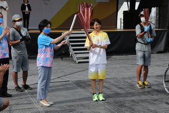 窪田市議会議長がトーチに点火する写真