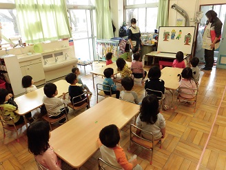 2歳児クラスのパネルシアターの写真