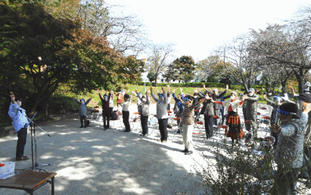 写真:歌う前には体操も実施