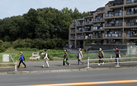 写真:一定の間隔を保ってウォーキング(おしゃべりも)