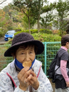 写真:道中で拾ったカツラの葉の香りを確かめる