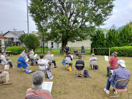 写真:近所の公園が開放感のある特設会場に早変わり