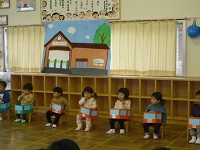 1歳児りす組の子どもたちが電車になって登場した写真