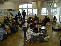 1歳児りす組が親子でふれあい遊びをしている写真