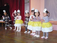 2歳児うさぎ組の子どもたちがおばけになって登場した写真