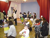 2歳児うさぎ組が親子でふれあい遊びをしている写真