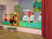 3歳児こあら組の子どもたちの表現遊びの前半の写真