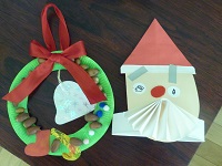 2歳サンタのお面とリースの写真