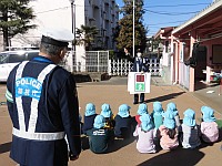 おまわりさんの話を聞いている様子の写真