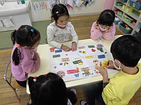 すごろくで遊ぶ子どもたちの写真