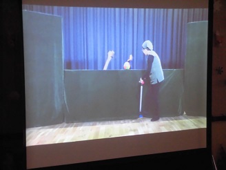 1月の誕生日会人形劇スネークダンスの様子の写真