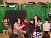 誕生児へのインタビューの写真