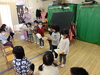 誕生カードをもらう様子の写真