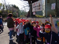 南平小学校に到着した子どもたちの写真1