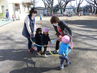 1歳の電車ごっこの様子の写真