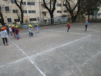 5歳ドッチボールの様子の写真