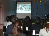 5歳児らいおん組の1年間の思い出のスライドを見ている写真