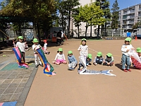 こいのぼりをあげている写真