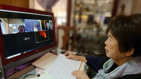 写真 講師と参加者がリモート俳句会の様子