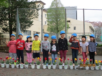 園庭で遊んでいる様子の写真