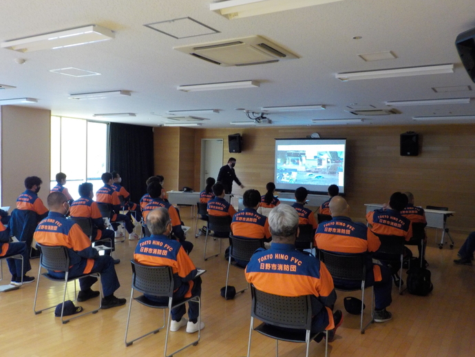 写真:新人団員講習(日野消防署員による講習)