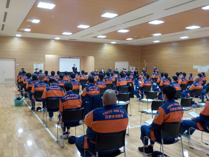 写真:新人・幹部団員(日野消防署長挨拶)