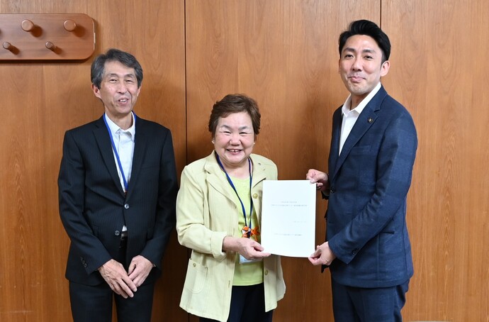 写真:令和7年5月28日 市長へ報告書を提出