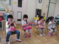 写真：3歳児のおやつタイム