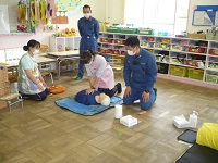 職員が心臓マッサージの訓練をしている写真