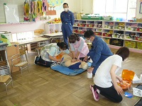 職員がAEDの訓練をしている写真